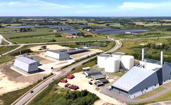 Dronefoto af produktionsanlæg til fjernvarmen